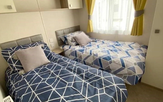 Impeccable 3-bed Cabin in Tattershall, UK