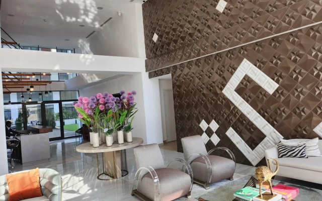 Elegant & Luxury Gem-5 Star Location -pools, Gym!