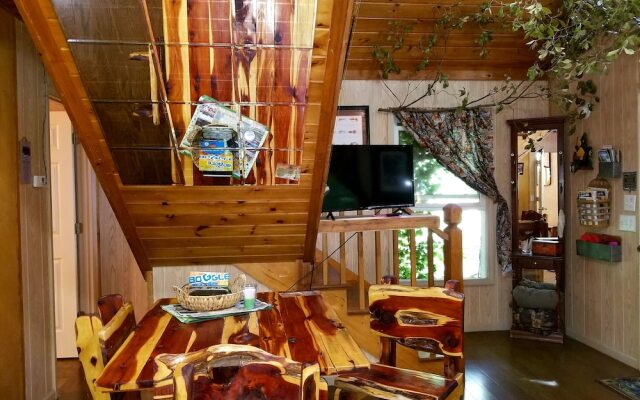 Bear Creek Lodge and Cabins in Helen Ga - Pet Friendly, River on Property, Walking Distance to downtown Helen