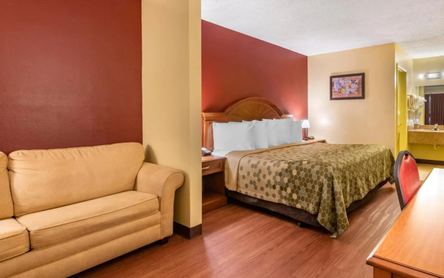Econo Lodge Inn & Suites Maingate Central