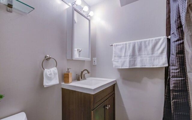 Beautiful modern colonial house 10m to DC