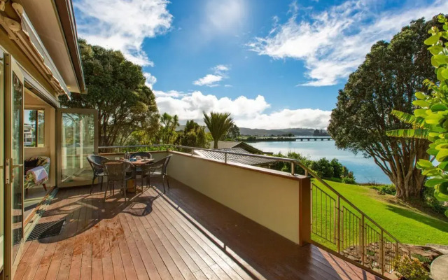 Waterfront Bach - Raglan Bach