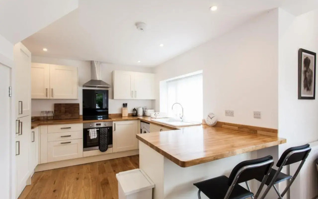 Superb Detached Coach House in Peaceful Location!