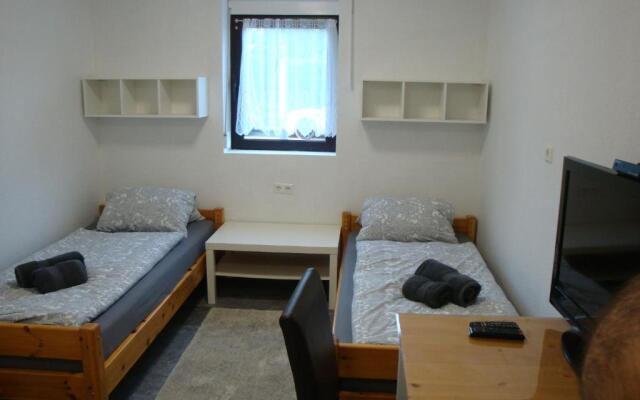 Cenet 1 Zimmer Apartment