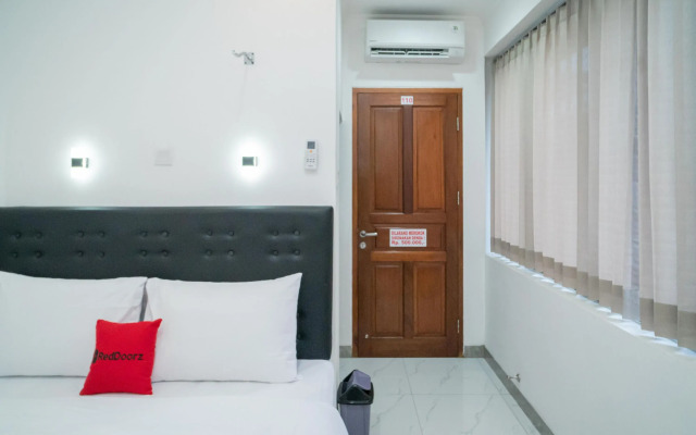 RedDoorz near Stasiun Senen