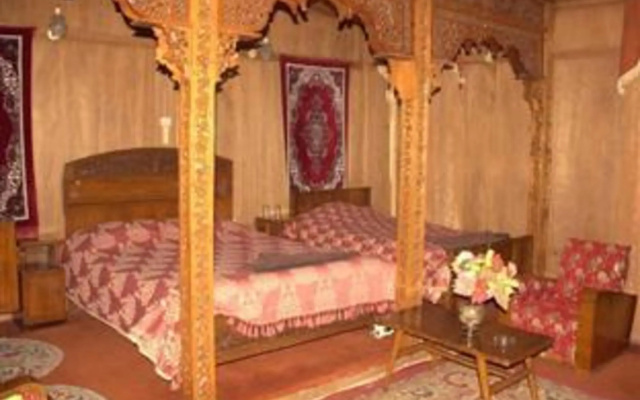 New Perfume Garden Group Of Houseboats