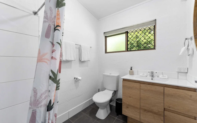 Kinka Palms Beachfront Apartments / Motel