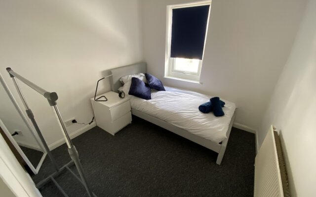 Beautiful Modern 3-bed House in Wallasey Near City