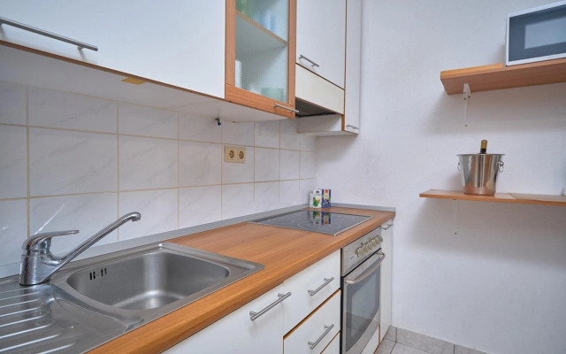 M Entire floor in a spacious house with pool