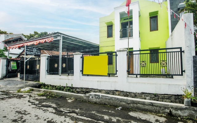 OYO Life 91606 Nadin Guest House Syariah