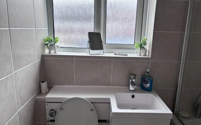 Spacious 2-bed Apartment in Hornchurch