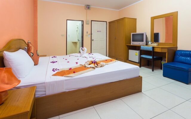 "room in Guest Room - Guesthouse Belvedere - Central Bedroom Near Patong Beach and Restaurant"