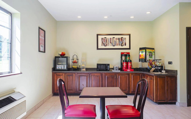 Econo Lodge Inn & Suites