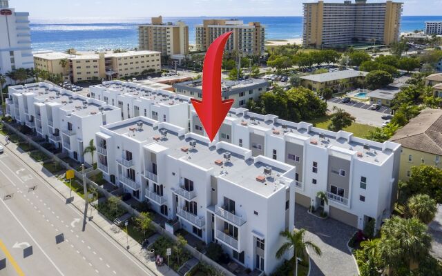 Tri-level Pompano Beach Townhouse by RedAwning