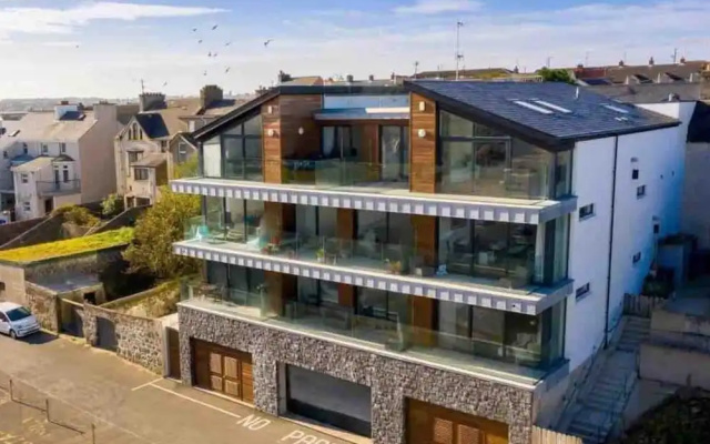 No2 Sandy Bay , Luxury Beachfront Apartment