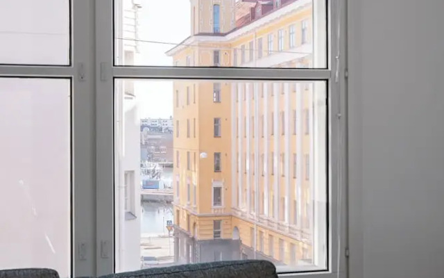Modern 1BR Apartment with Balcony