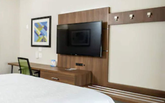 Holiday Inn Express & Suites Lake Forest by IHG