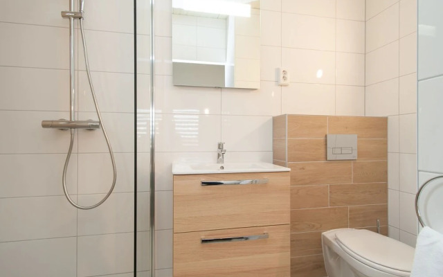 Comfy Lodge with 2 Bathrooms near Beach