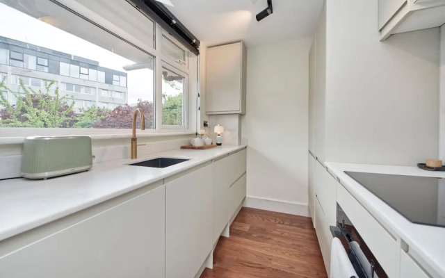 Luxury Designer Flat in Putney by Underthedoormat