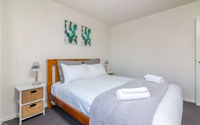 JHT - Carpark, 2 BRM Apartment, Next to Uni
