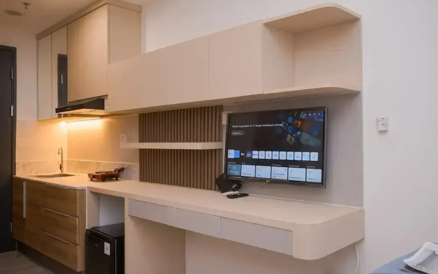 Fancy And Homey Studio Room At Collins Boulevard Apartment