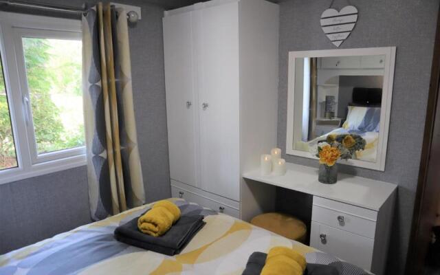 HEDDFAN, Luxury 3 bedroom timber lodge, Caer Beris Holiday Park, Builth Wells