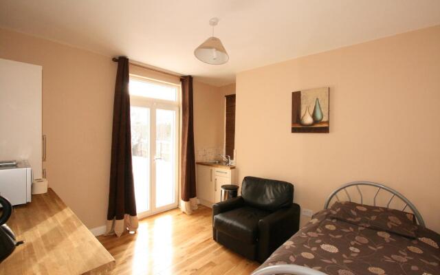 Central Studios Gloucester Road by Rooms Booked - Free Parking