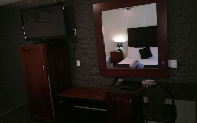 Country Plaza Motor Inn