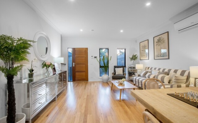 AU.JOY 3 Bed Townhouse Burwood 3