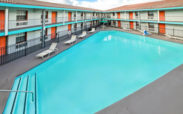 Howard Johnson by Wyndham Columbus Fort Moore