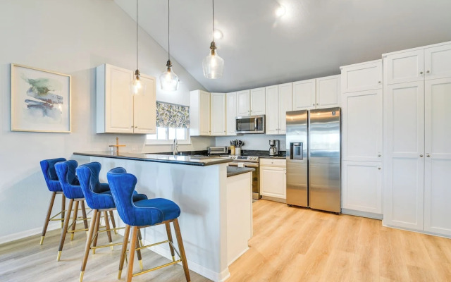 Walk to Pirates Beach - Luxe Galveston Home