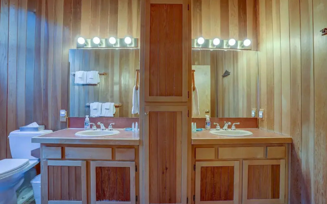 22 Rogue Home with Private Hot Tub, BBQ, and Game Room by RedAwning