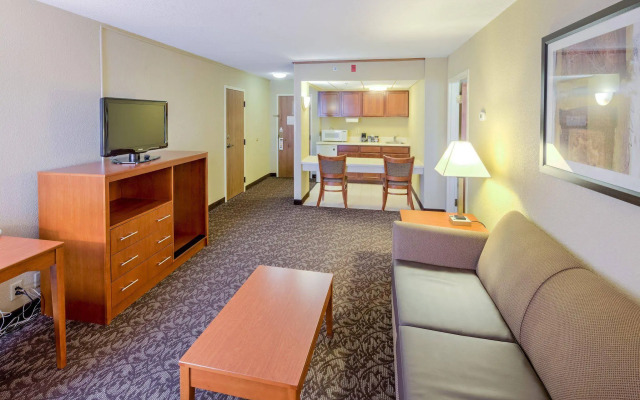 Quality Inn & Suites Downtown Mansfield