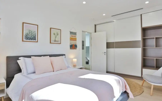 Spacious 5 Bedroom West Hollywood Home With Pool