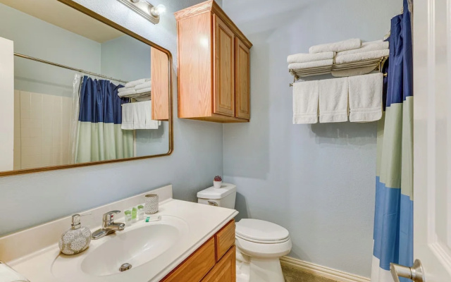 Central College Station Townhome w/ Community Pool