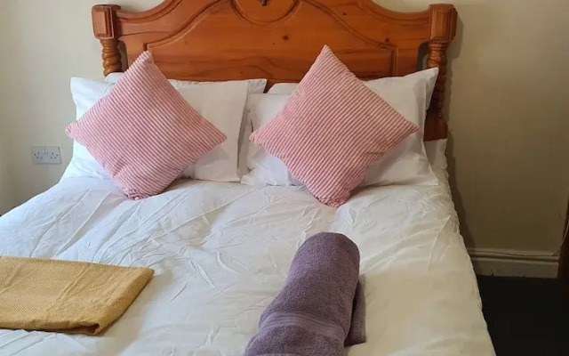Room in Guest Room - Nice Large Room in Coventry