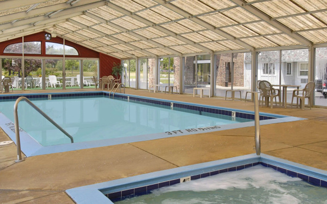 Days Inn by Wyndham Mackinaw City - Lakeview