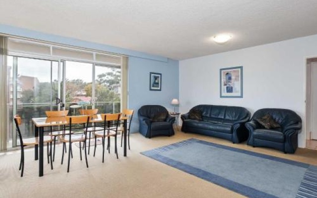 8 'The Helm' 22 Voyager Close - Hear The Waves From Shoal Bay Beach – Guest Rooms – Nelson Bay