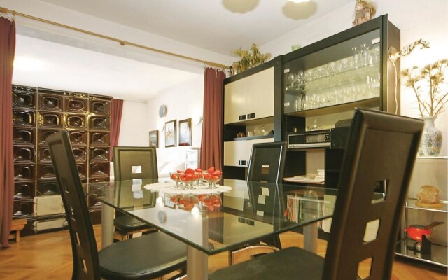Amazing Home in Okrug Donji With 5 Bedrooms
