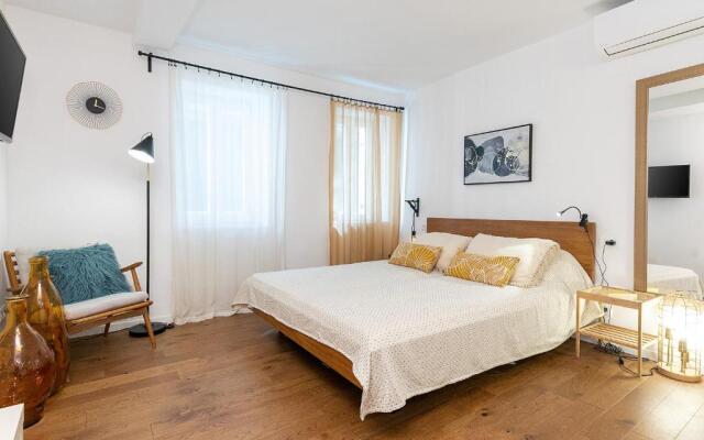 Stylish Studio Apartment by Irundo