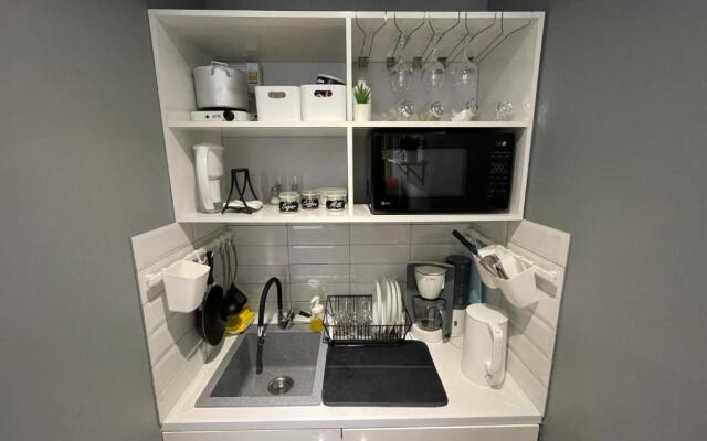 Kvartira-studija s otdel'nym vhodom s gostinichnym servisom, s belym postel'nym