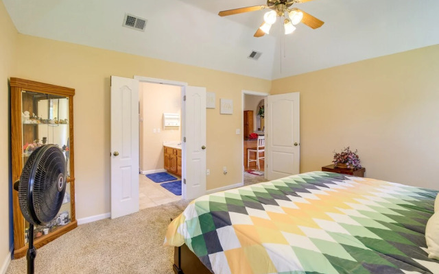 Olive Branch Getaway w/ Deck & Charcoal Grill!