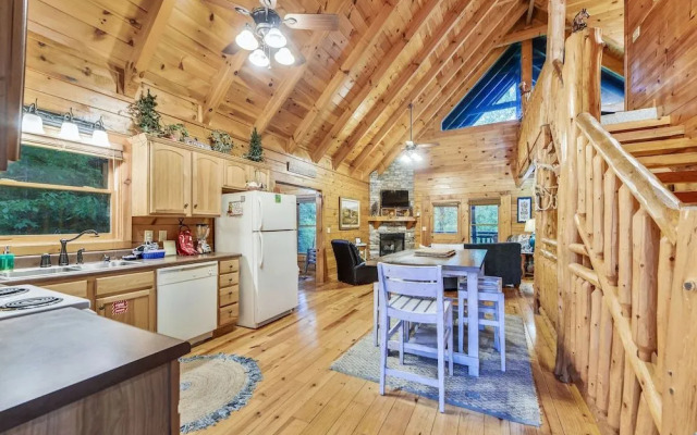 Horsin' Around 3 Bedroom Cabin by Redawning