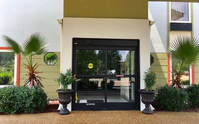 Red Roof Inn & Suites Clinton, MS