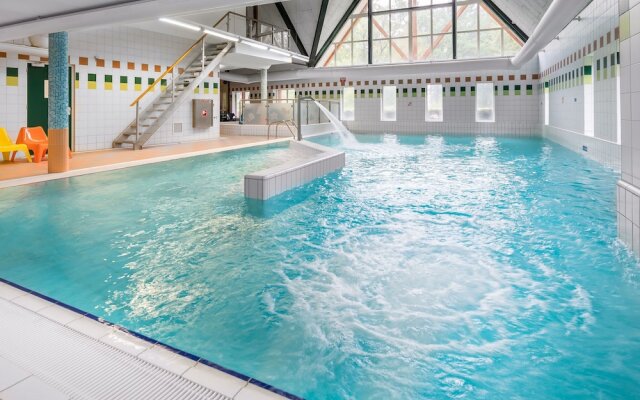 Luxurious Holidayhome With Whirlpool and Sunshower in Nature