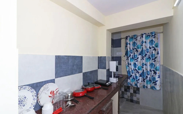 OYO Home 13520 Comfortable 2RK