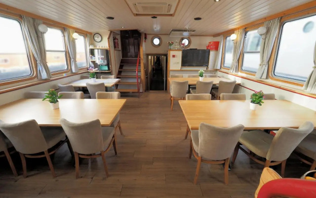 Botel Sailing Home