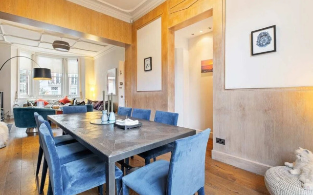 Spacious Designer 2 Bedroom Maisonette With Garden in Chelsea, London
