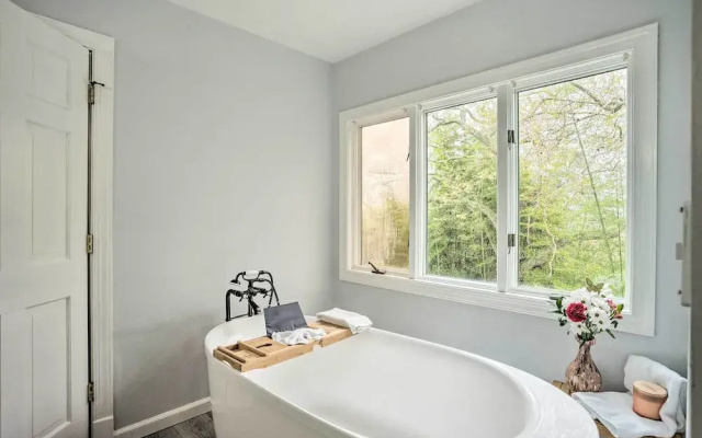 Hot Tub + Private Beach: Waterfront Urbanna Escape
