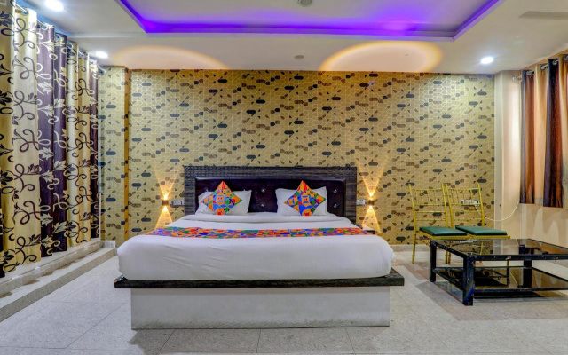 Fabhotel Gold Galaxy